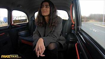 xnxxx porno movie italiano Taxi finto Hottie mediorientale avvitata sul sedile posteriore del taxi Video