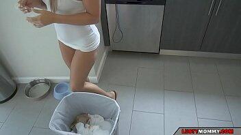 video figlio scopa madre incinta Video